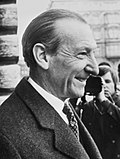 https://upload.wikimedia.org/wikipedia/commons/thumb/2/20/Kurt_Waldheim_1971b.jpg/120px-Kurt_Waldheim_1971b.jpg
